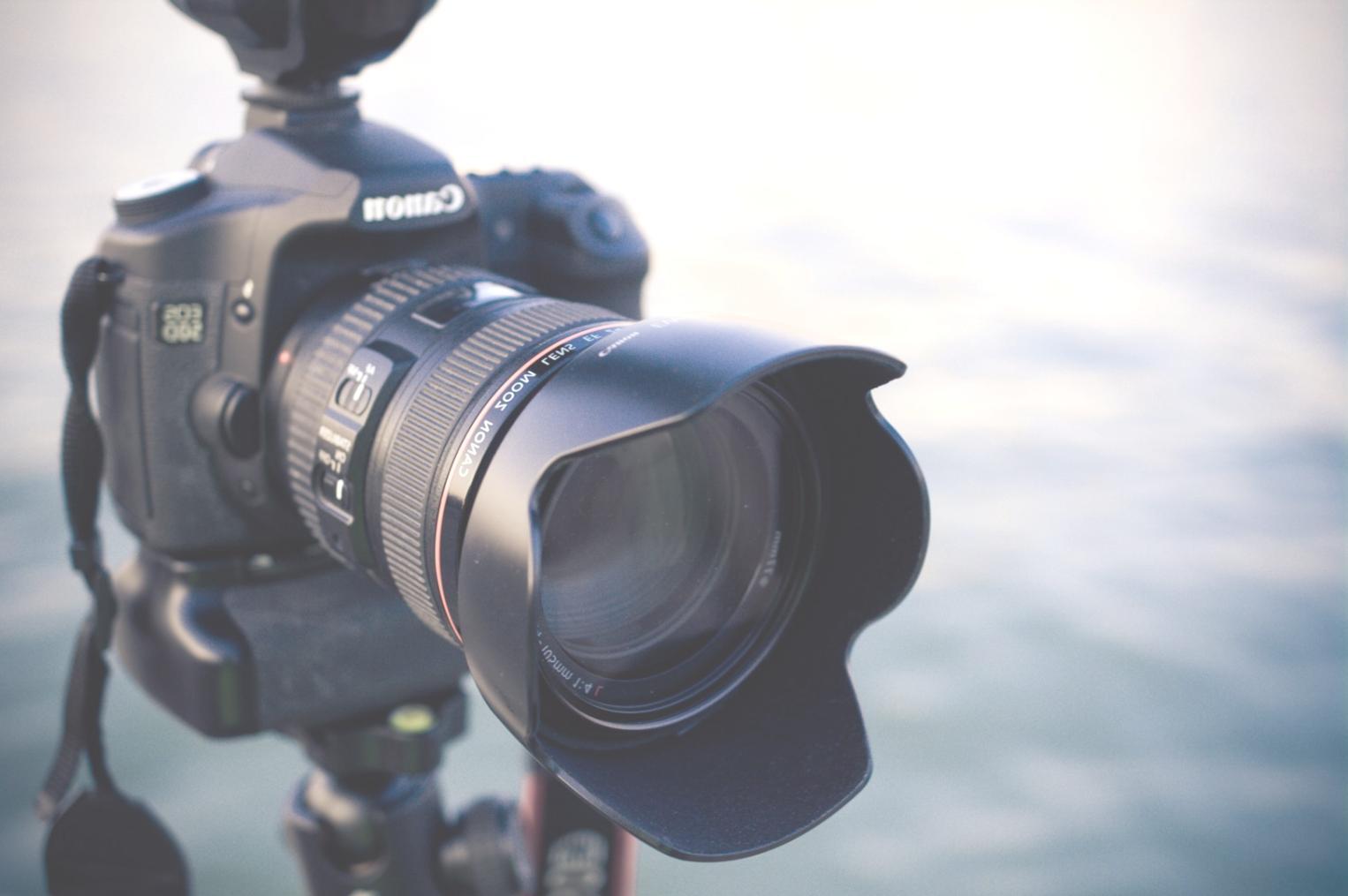 Professionelle Kameraausrüstung in modernem Produktionsstudio